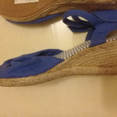 Босоножки на танкетке