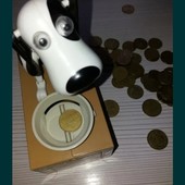 Живая копилка- голодная собака,которая кушает ваши деньги).новая,но с помятой упаковкой