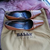 Кожаные туфли дорогого бренда с пыльником bally