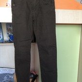 Джинсовые брюки цвета хаки на парня Zara