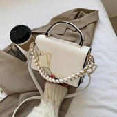 Біла сумочка з ланцюжком