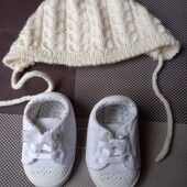 Шапочка і черевички для немовляти. В лоті один комплект