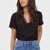 Чорна базова котонова футболка з V вирізом H&M basic
