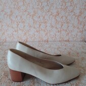 Гарні легкі туфлі бренда M&S Collection,молочного кольору,сток,р 41 ст 27 см
