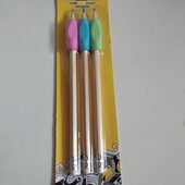 В лоте 2 набора карандашей по 3 шт с резинкой и резиновой насадкой