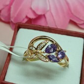 Очаровательное кольцо с фиолетовыми фианитами и белыми цирконами.Позолота 585 пробы 18К.Размер 18.