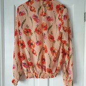 Блуза у квітковому дизайні з комірцем-стійкою від Pieces (Німеччина), розмір М