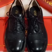 Женские туфли люферы Loretta с перфорацией на шнуровке чёрные.