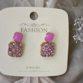 Сережки з фіолетовими камінцями.