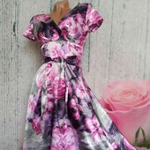 шелковистое платье с цветами 