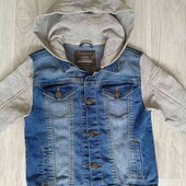Primark брендовый стильный джинсовый пиджак с капюшоном на ребенка 5/6 лет рост 116 см