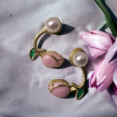 Ніжні сережки-джекети у вигляді бутона троянди з перлинкою.