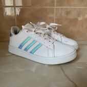 Кросівки adidas, довжина устілки - 23 см