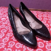 Гарні туфлі на танкетці Good fоr the sole Debenhams р. 7/40