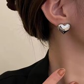 Сережки-гвоздики у формі серця у сріблі