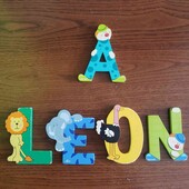 Leon A літери дев'яні на шківник-кажу або двері малюковіЛев, ЛеонА