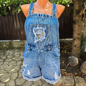 Жіночий джинсовий комбінезон