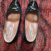 Туфлі із натуральної замші зі вставками із лакованої шкіри