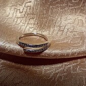 Стильное серебряное изящное кольцо с цирконами.Серебро 925 пр.