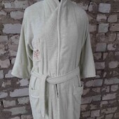 Халат махровый салатового цвета с вышивкой.