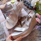 Босоніжки на плетеній підошві Primark розмір 39 нюанс