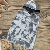 Безрукавка с капюшоном из плотного трикотажа на 7/8 лет, состояние отличное