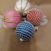 В лоті 4 новорічні кулі