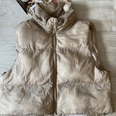 Короткая бежевая жилетка