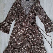 Prettylittlething стильное легкое платье на запах цвет шоколад в принт размер евро 34/36