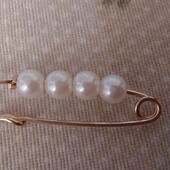 милая брошка. булавка 3.5 см. белая