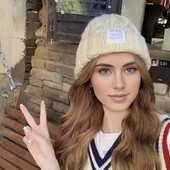 Стильна в’язана шапка молочного кольору — мастхев цього сезону