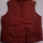 Яркая женская утепленная жилетка с капюшоном отличного качества