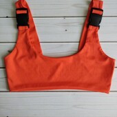 Яскравий стильний топ із карабінами) розмір s
