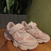 Демисезонні гарні кросівки