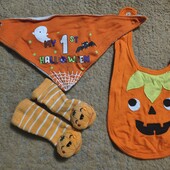 Фирменный наборчик: бандама-нагрудник,носочки-погремушка и слюнявчик.