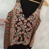 Яскрава легенька маєчка з подовженою спинкою. Розмір наш 46/48