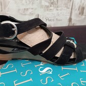 В лоті симпатичн босоніжки 39р.