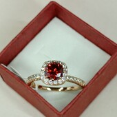 Очаровательное кольцо с красным алпанитом и фианитами. Размер 18. Позолота 585 пробы 18К.