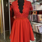 Неймовірно красива вечірня сукня з пишною спідницею та мереживом