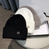 Елегантна жіноча шапка з логотипом — мінімалізм і тепло, колір чорний