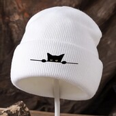 Стильна біла шапка з котиком — тепла, м’яка та дуже милa