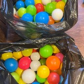 220 пластикових куль в сухий басейн