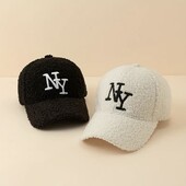 Біла трендова шапка-кепка— стильний аксесуар для холодної пори