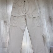 У новому стані підліткові штанці карго.