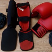 Боксёрские перчатки 100 кратные + защита для ног.