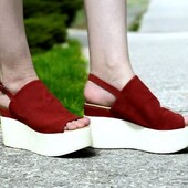 Женские босоножки замшевые модные на платформе танкетке в красном цвете.