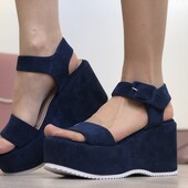 Легенькі та стильні босоніжки на платформі