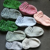 Короткі теплі в'язані носочки.