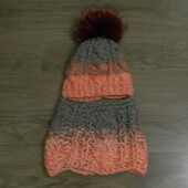 Комплект из шерстяной пряжи шапка и хомут состояние отличное