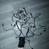 4 зарядные блока и много кабелей